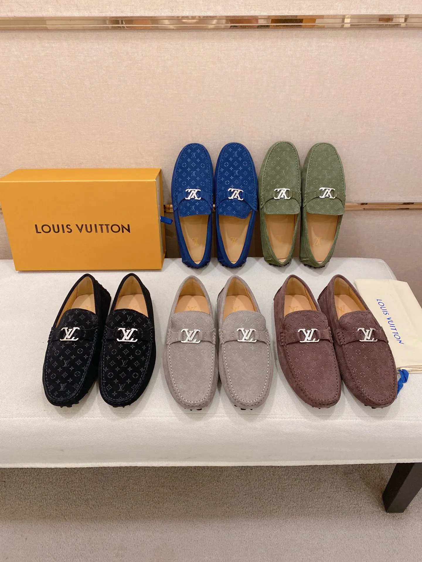 Factory price: 500💰High-end quality! LV 🆕🆕Exclusive hot-selling products in stock🔥🔥New products on the shelves, high-quality Ferragamo men's pea shoes, high-end casual driving shoes, with complete packaging! 💪 💪 Material: Imported suede cowhide 🐂 + Imported high-quality buffalo leather lining + wear-resistant outsole 👍🏻👍🏻 Features: High-end and comfortable, purely handmade 🚀 🚀 Create the perfect shoes that suit you best 🔥 🔥 Size: (38-44) 45 standard size can be customized!